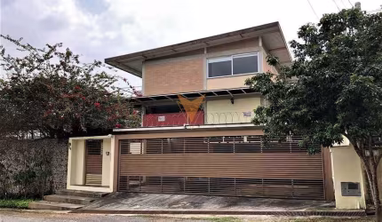 Casa à Venda , Moderno no Miolo da Granja Viana – 3 Suítes, 3 Banheiros, 3 Vagas, 344m², Conforto e