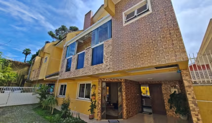 Casa em condomínio fechado com 3 quartos à venda na Rua Capitão Joseph Pereira Quevedo, Mercês, Curitiba, 204 m2 por R$ 869.900