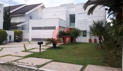 Sobrado para venda e locação de 04 suítes com 330m² de área construída no bairro Esplanada do Sol