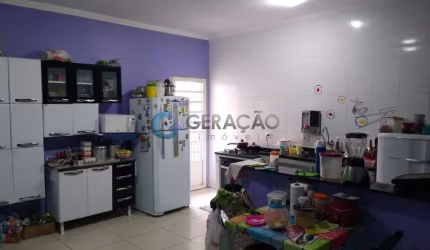 Casa para venda com 03 Dorm. e 01 Suíte - 235m² no Bosque dos Eucaliptos