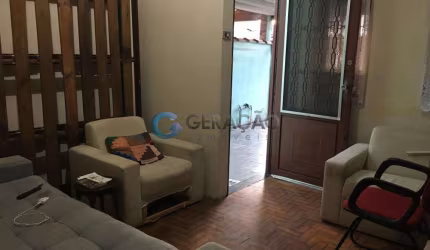 Casa de 02 Dorm. - 56m² de área construída e 125m² de terreno no bairro Monte castelo