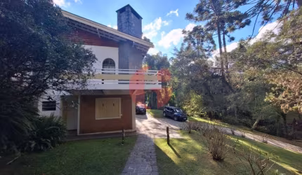 Casa a venda no Centro de Campos do Jordão com 4 quartos e 6 vagas de garagem com 166m²