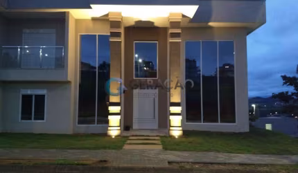 Casa em condomínio de 05 Dorm. e 05 Suítes - 567m² no Colinas Paratehy