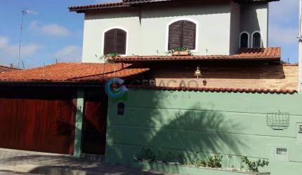 Casa 03 Dorm. 194,36m² de área construída e 204,00m² de terreno - Jardim Campo Grande