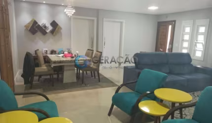 Casa 05 Dorm. 237m² de área construída e 308m² de terreno - Jardim Oriente