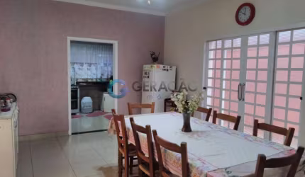 Casa Térrea com 250 m² no Jardim Luíza.
