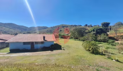 Casa para venda com 03 quartos e 04 vagas de garagem - 150m² em Santo Antônio do Pinhal