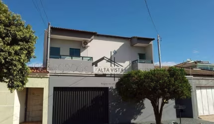 Sobrado com 4 dormitórios à venda, 239 m² por R$ 950.000 - Alto Umuarama - Uberlândia/MG