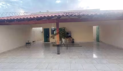 Casa com 3 dormitórios à venda, 299 m² por R$ 504.000 - Jardim Holanda - Uberlândia/MG