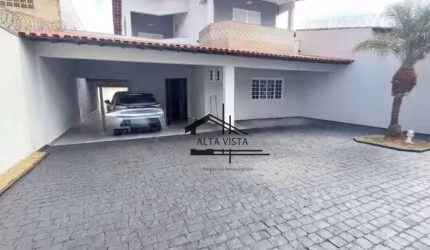 Sobrado com 3 dormitórios à venda, 293 m² por R$ 770.000 - Umuarama - Uberlândia/MG