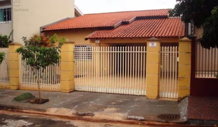 Casa a VENDA em Ibiporã com 300 m&#178; (3 dormts. e 1 suíte), 02 vagas de garagem.