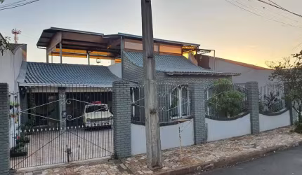 #OPORTUNIDADE, Casa com Terraço Gourmet de 329 m&#178; (3 dormt.) a venda Lindóia, Londrina/PR.