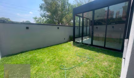 Casa moderna em condomínio fechado