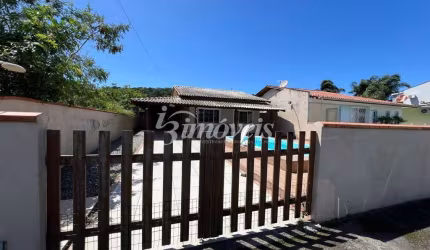 Casa à venda 3 quartos, 2 banheiros, área de festa com churrasqueira, e piscina. Morrinhos, Bombinhas/SC