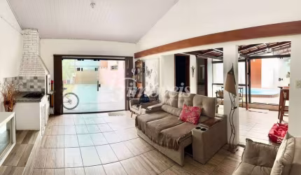 Casa NÃO AVERBADA, com 2 quartos, 2 vagas, Piscina e Sala Comercial (já locada), no bairro São Vicente, Itajaí SC