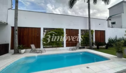 Casa mobiliada à venda ou locação, com piscina, jardim e quadra esportiva, 3 suítes, 7 vagas, Bairro Centro, Itajaí-SC