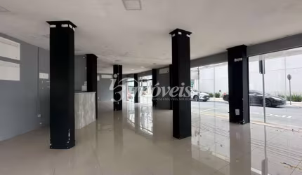 Sala / Loja de ESQUINA, para locação anual, 120m² , Bairro Centro, Balneário Camboriú-SC, com grande visibilidade de quem passa.
