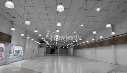 Sala / Loja de ESQUINA, para locação anual, 1.690,11m² , Bairro Centro, Balneário Camboriú-SC, com grande visibilidade de quem passa.