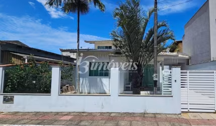 Casa á venda 3 quartos, sendo 1 suíte, 1 mezanino espaço TV, banheiro, 2 vagas de garagem,  bairro Dom Bosco, Itajaí, SC