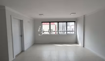 Sala Comercial para Locação Anual, 33m², bairro Centro, Itajaí–SC.