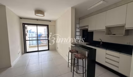 Apartamento para locação anual, semimobiliado, decorado e equipado, com 2 quartos (sendo uma suíte), 2 vagas de garagem, Edifício Plaza Firenza, no bairro Fazenda, Itajaí-SC