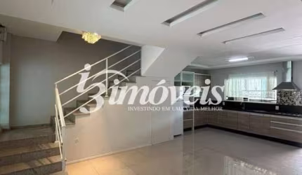 Sobrado semimobiliado à venda, com piscina, 3 quartos sendo 3 suítes, 2 vagas, Bairro Ressacada, Itajaí-SC