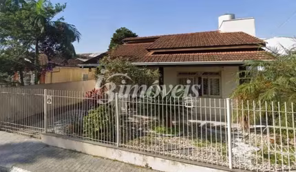 Casa à venda com 2 quartos, banheiro, espaço de festa com churrasqueira, + edícula com 1 quarto, lavanderia e 1 vagas de garagem,  bairro cordeiros, Itajaí, SC