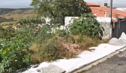 Terreno com declive com área total de 500m².Preço abaixo do mercado! 
