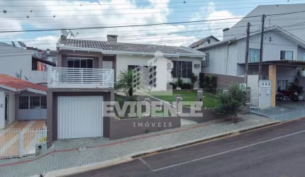 CASA COM PISCINA À VENDA LOCALIZADA NO BAIRRO LA SALLE