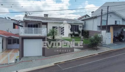 CASA COM PISCINA À VENDA LOCALIZADA NO BAIRRO LA SALLE