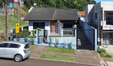 CASA COM PISCINA À VENDA, LOCALIZADA NO BAIRRO PINHERINHO
