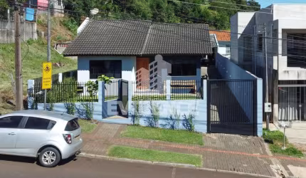CASA COM PISCINA À VENDA, LOCALIZADA NO BAIRRO PINHERINHO