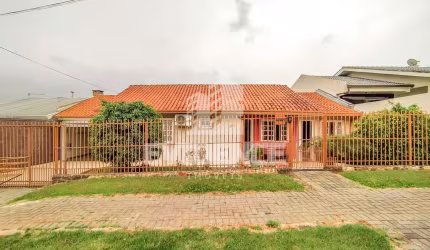 CASA À VENDA LOCALIZADA NO BAIRRO PINHEIRINHO