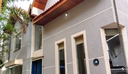 AMPLA CASA TRIPLEX EM COND. FECHADO