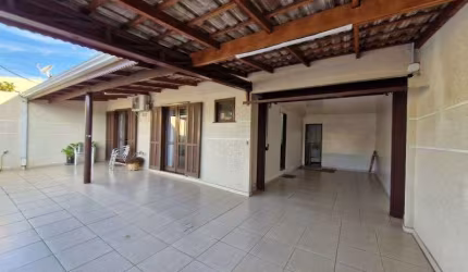 CASA COM TERRENO ? À VENDA