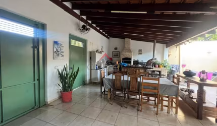 Casa a venda com 3 domitórios | Próximo ao centro | Lazer completo