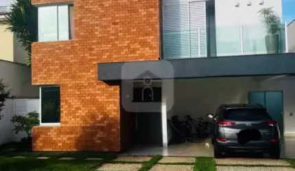 Sobrado à Venda em Condomínio Fechado