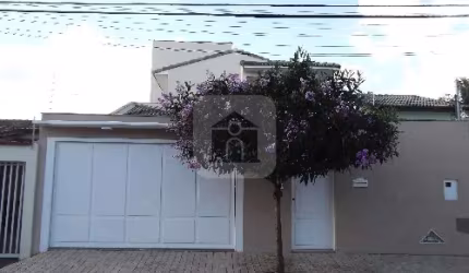 Casa à venda no bairro Jardim Karaiba.