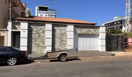 Casa à venda no bairro Santa Mônica em Uberlândia.