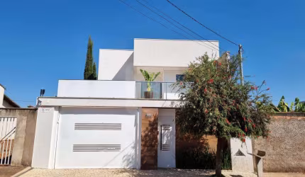 Casa estilo sobrado para locação e venda no bairro Alto Umuarama .