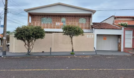 Casa Estilo Sobrado para locação e venda no bairro Osvaldo Em Uberlândia.
