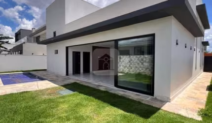 Linda casa térrea de alto padrão para venda com piscina no Condomínio Alphaville II