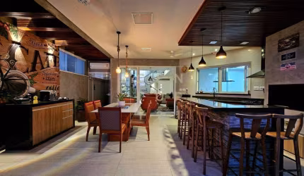 Casa com 3 Quartos à Venda, 308 m² por R$ 2.200.000
