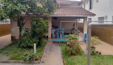 Casa térrea e isolada à venda na av. Pedro Lessa, próximo ao canal 5, bairro Embaré, Santos-SP.  Terreno 11 m x 34 m
