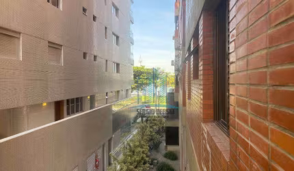 Apartamento à venda em localização privilegiada, na avenida da praia do Embaré, Santos-SP.