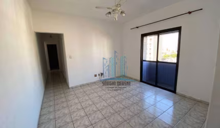 Vende-se apartamento de 2 quartos, 2 banheiros, elevador e vaga demarcada. R$ 400 mil.