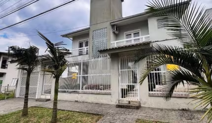 Casa no bairro Jardim Angélica com piscina