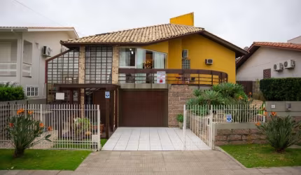 Casa 3 dormitórios 1 suíte com Piscina Comerciário