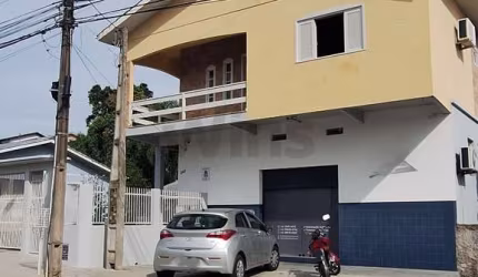 Casa de alvenaria com sala comercial