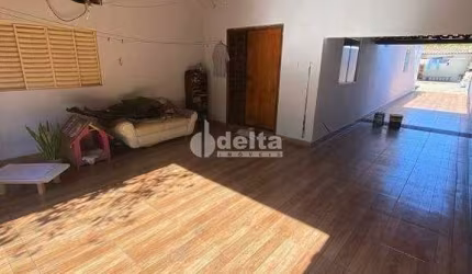 Casa para Venda em Uberlândia, Laranjeiras, 3 dormitórios, 1 banheiro, 5 vagas